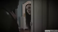 play Tatăl vitreg inițiază sex tabu cu fiica vitregă brunetă