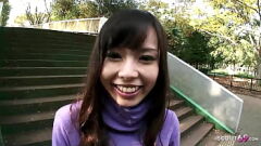 play Das erste Blowjob-Erlebnis eines japanischen Teenagers im POV