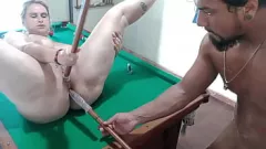 play Une MILF blonde chaude baise un étalon noir sur une table de billard