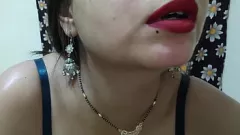 play Hete Indiase MILF Jija Sali Chudayi in de keuken met pakkende Hindi-audio