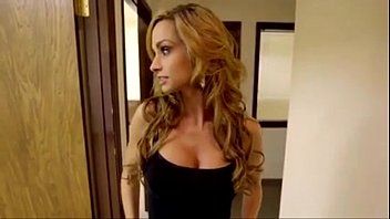 play La blonde créée a des relations sexuelles et avale le sloboz même si elle a l'air dégoûtante