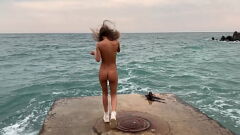 play El exhibicionismo público de Monika Fox en la playa de Sochi