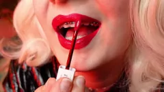 play MILF senzuală în ruj de buze în apropiere - Fetiș erotic ASMR
