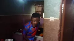 play Un mari cocu surprend un vieil homme de comédie en train de baiser le gros cul de sa femme ébène dans la salle de bain