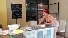 play Spionieren Sie Regina Noir, die FKK-Haushälterin, aus, während sie in Teil 1 nackt einige köstliche Knödel kocht