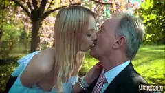 play A jovem loira Kira Thorn enlouquece no pau do velho