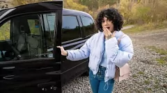 play Une salope ébène aux cheveux bouclés se salit sur la banquette arrière d'un taxi