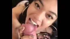 play Une amatrice asiatique ne peut pas en avoir assez de sucer des bites