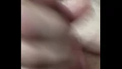 play Owłosiona amatorska nastolatka masturbuje swojego ogromnego kutasa podczas oglądania porno z wytryskiem w środku