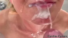 play Euro Milf Las tetas falsas y la boca llena de semen en POV Blow Work