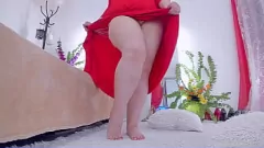 play Milf excitat în rochie roșie tachinează cu păsărică păroasă
