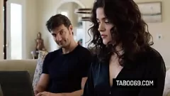 play Le support technologique reprend la chatte de Victoria Voxxx pour une session Hardcore MILF Deepthroat