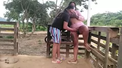 play Outdoor Amateur Anal: Kolumbijska Farmgirl zostaje zaorana w terenie