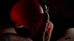 play Mistress en guantes de boxeo domina con una gran polla
