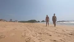 play Pareja viviendo el sueño nudista en la playa pública en México