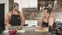 Redare Fantazia porno culinară a lui Muscular Hottie: Gătit în Speedos