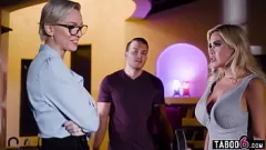 Reproducir Stepmoms Kenzie Taylor y Caitlin Bell en un trío obsceno: un encuentro de la familia tabú