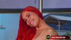 Reproduzir Ruiva Latina lambe a bunda grande da amante lésbica