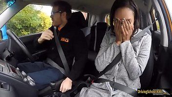 play Futai cu un instructor auto care isi fute elevele sexy