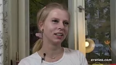 Reproducir La hermosa rubia Pixie se burla de su apretado coño y su sexy culo con un plug anal en forma de corazón en una íntima sesión en solitario