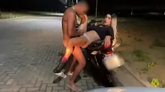 Reproduzir Motoboy loiro fodendo o cu grande do primo gostoso sem camisinha em cima da moto sem camisinha