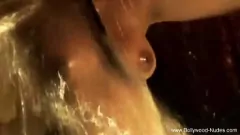 Jouer Un'esperienza rituale divertente ed erotica di una donna - Ballerina asiatica di Bollywood bruna che prende in giro in uno spogliarello softcore