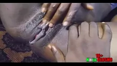 Jouer Une ado ébène exotique avec une chatte poilue vous invite à regarder son doigt et à masturber sa chatte excitée