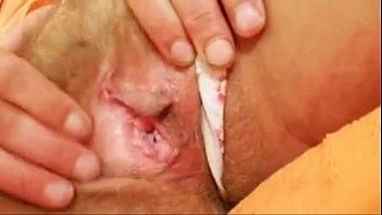 Abspielen Die reife Frau zeigt ihre kleine Muschi und Pissen