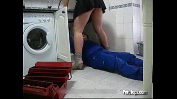 play يصور زوجته سرا عندما يمارس الجنس مع السباك