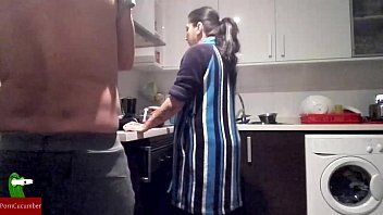 play Brünette drang beim Kochen auf ihren Füßen ein