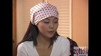 play Une asiatique regarde des films xxx jusqu'à ce qu'elle devienne excitée puis viole sa sœur dans son sommeil