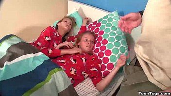 Reproducir Xnxx en un grupo rumano con dos rubias follando en casa