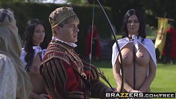 play Een koning anaal neukt twee brunettes die er erg goed uitzien