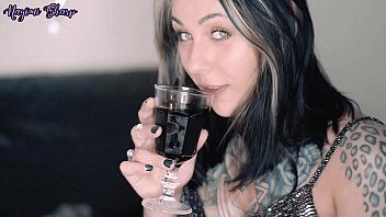 Afspelen Het is gemakkelijk en er is moed voor nodig om een ​​pijpbeurt te krijgen na een glas sterke xnxx