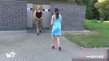 play Vuole fare sesso durante il giorno in un luogo pubblico del quartiere