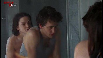 play Xnxx-films in het hotel met brunettes die in een bubbelbad worden geneukt