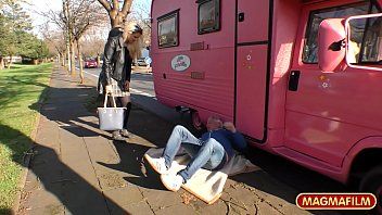 play Sex in public cu mecanicul de la rulata ei sexy roz
