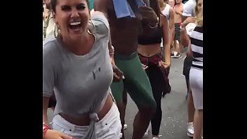 play Spettacolo pubblico con l'amante che tira fuori il cazzo dai pantaloni della ragazza con molte ragazze