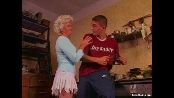 play La soffice nonna scopata nel culo da qualcuno che potrebbe essere suo nipote