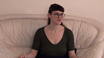 play Le nerd à lunettes s'amuse au plaisir de sa partenaire