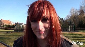 play Une pute rousse est approchée par deux adolescents dans le parc et rentre chez eux où elle fait un plan à trois