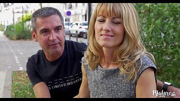 play Gangbang avec une MILF perverse approchée dans la rue