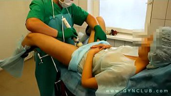 Reproducir El ginecólogo anima a la paciente a masturbarse con más frecuencia y le da un vibrador y luego la ayuda.