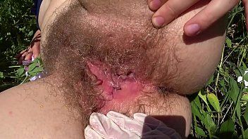 play Una donna con i fiocchi sulla figa si sta masturbando nel campo