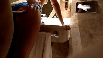 play Coppia amatoriale fa sesso in bagno e la ragazza geme forte di piacere