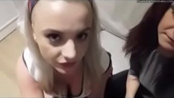 play Una bionda e una rossa fanno sesso orale a turno e si baciano sensualmente tra di loro