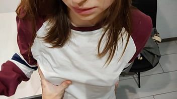 play Nastolatka z pięknymi tatusiami uprawia seks w cipce na stole