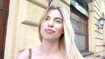 play Una bionda incredibilmente bella accetta di fare sesso con uno sconosciuto per strada per dei soldi