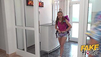 play He has sex at the hotel with two teenage girls