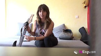 play Il joue de la guitare depuis 38 ans et après ça tu veux du sexe profond